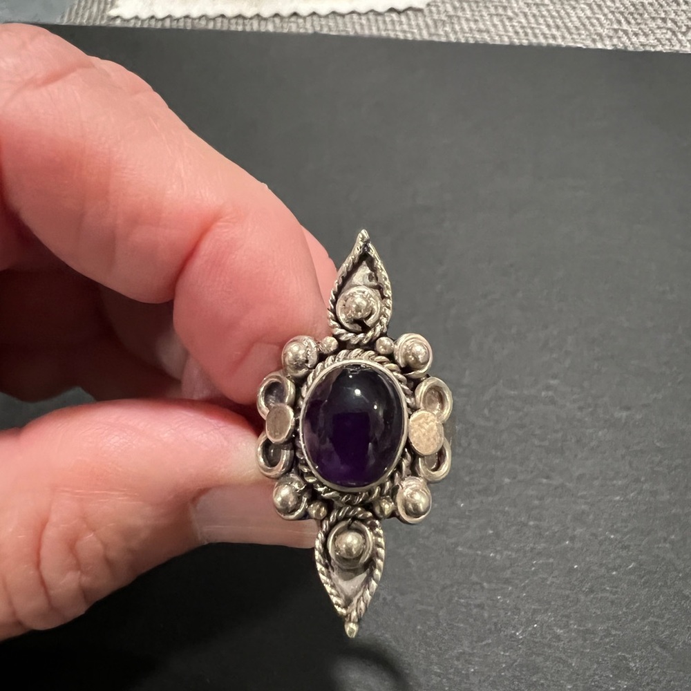 Beautiful silver & amethyst ring. - Picture 4 of 11